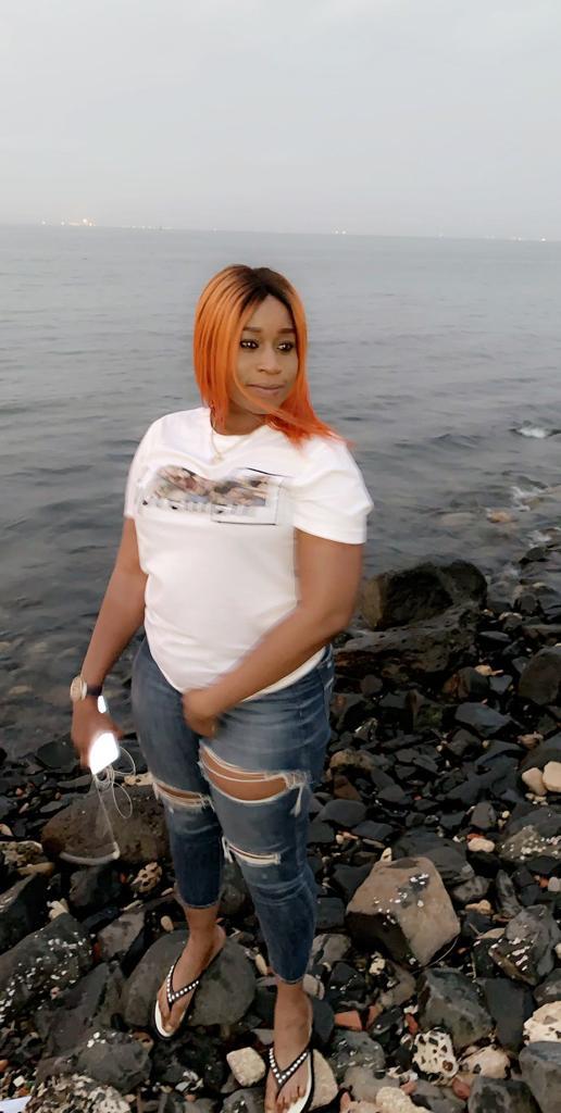 Aïda Samb, la belle chanteuse très sexy avec son jean déchiré Aïda Samb, la belle chanteuse très sexy avec son jean déchiré