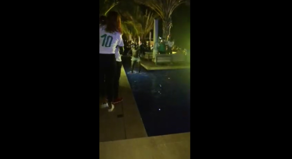Ce supporter se jette dans la piscine après le 3eme but marqué par le Sénégal (VIDEO) Ce supporter se jette dans la piscine après le 3eme but marqué par le Sénégal (VIDEO)