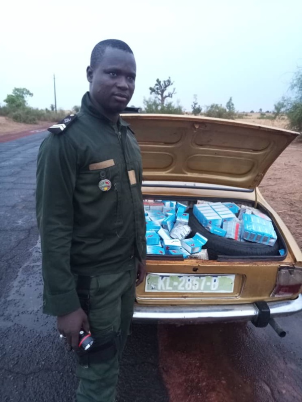 Kaolack-Kaffrine- De la drogue et de faux médicaments d’une valeur de 240 millions CFA découverts par la Douane dans une berline de marque Peugeot 505