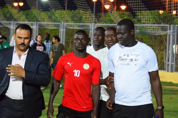 Mohamed Sylla en blanc à côté de son ami l'international Sadio Mané
