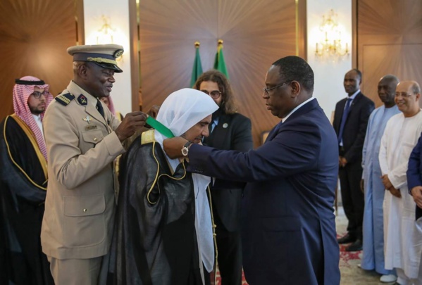 Le Dr. Mohammed bin Abdul Karim Al-Issa reçu et  élevé au rang de commandeur de l’ordre national du Lion 