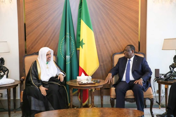 Le Dr. Mohammed bin Abdul Karim Al-Issa reçu et  élevé au rang de commandeur de l’ordre national du Lion 