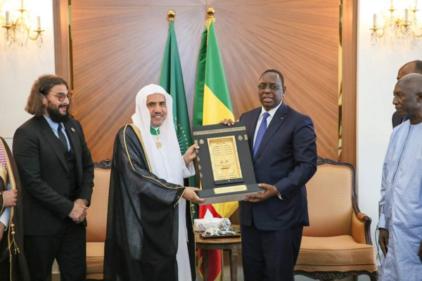 Le Dr. Mohammed bin Abdul Karim Al-Issa reçu et  élevé au rang de commandeur de l’ordre national du Lion 