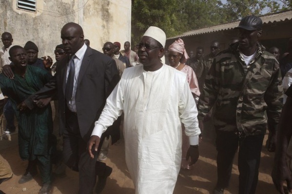Touba : le cameraman du Khalife rudoyé par les gardes de Macky Sall Touba : le cameraman du Khalife rudoyé par les gardes de Macky Sall