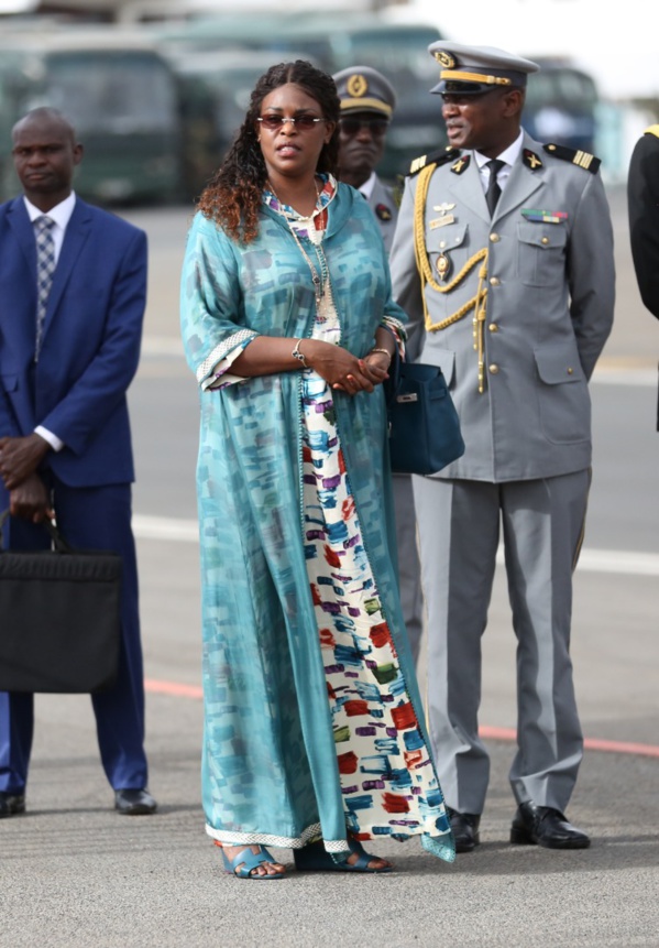 Elégance et classe, la Première Dame confirme sa réputation à l’accueil du roi du Swaziland Elégance et classe, la Première Dame confirme sa réputation à l’accueil du roi du Swaziland