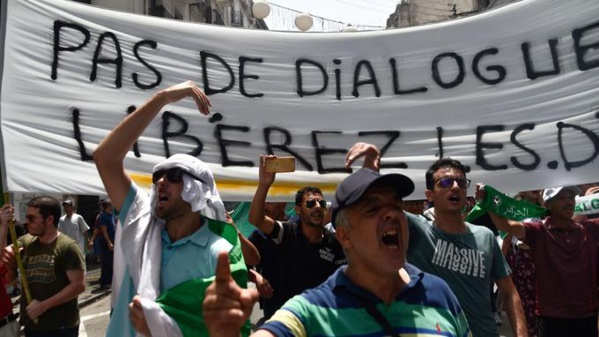 Algérie: les rues d’Alger à nouveau noires de monde contre le pouvoir