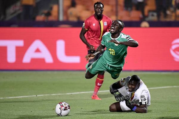 Arrêt sur image !  La grossière faute d'Onyongo sur Sadio Mané