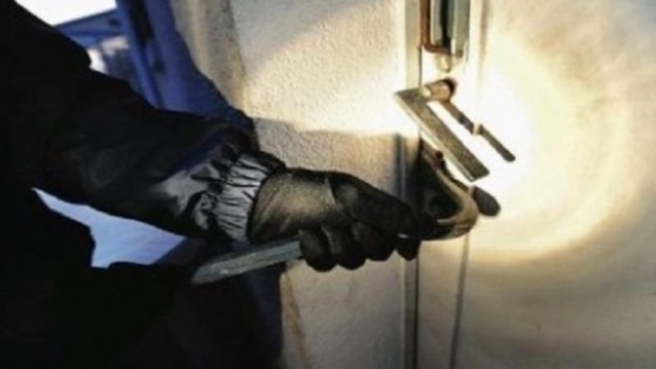 Koungheul : Des hommes armés ont essayé de braquer nuitamment l'agence du Micro Crédit. Koungheul : Des hommes armés ont essayé de braquer nuitamment l'agence du Micro Crédit.