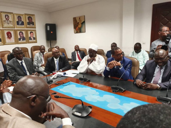 Cérémonie protocolaire de passation de service entre Cheikh Ahmed Tidiane Ba et Bassirou Samba Niasse, nouveau DG des Impôts et Domaines. (IMAGES) Cérémonie protocolaire de passation de service entre Cheikh Ahmed Tidiane Ba et Bassirou Samba Niasse, nouveau DG des Impôts et Domaines. (IMAGES)