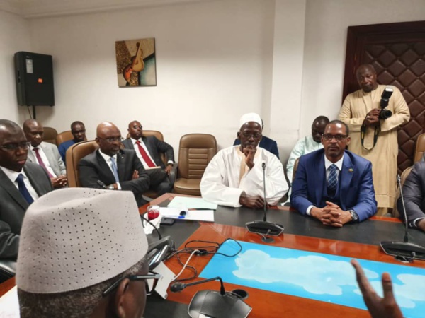 Cérémonie protocolaire de passation de service entre Cheikh Ahmed Tidiane Ba et Bassirou Samba Niasse, nouveau DG des Impôts et Domaines. (IMAGES) Cérémonie protocolaire de passation de service entre Cheikh Ahmed Tidiane Ba et Bassirou Samba Niasse, nouveau DG des Impôts et Domaines. (IMAGES)