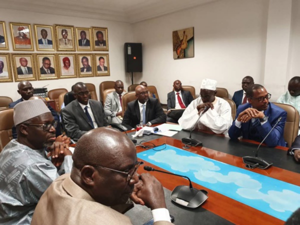 Cérémonie protocolaire de passation de service entre Cheikh Ahmed Tidiane Ba et Bassirou Samba Niasse, nouveau DG des Impôts et Domaines. (IMAGES) Cérémonie protocolaire de passation de service entre Cheikh Ahmed Tidiane Ba et Bassirou Samba Niasse, nouveau DG des Impôts et Domaines. (IMAGES)