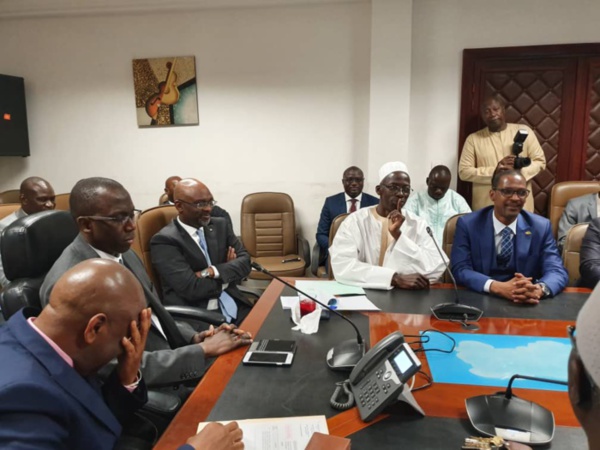 Cérémonie protocolaire de passation de service entre Cheikh Ahmed Tidiane Ba et Bassirou Samba Niasse, nouveau DG des Impôts et Domaines. (IMAGES) Cérémonie protocolaire de passation de service entre Cheikh Ahmed Tidiane Ba et Bassirou Samba Niasse, nouveau DG des Impôts et Domaines. (IMAGES)