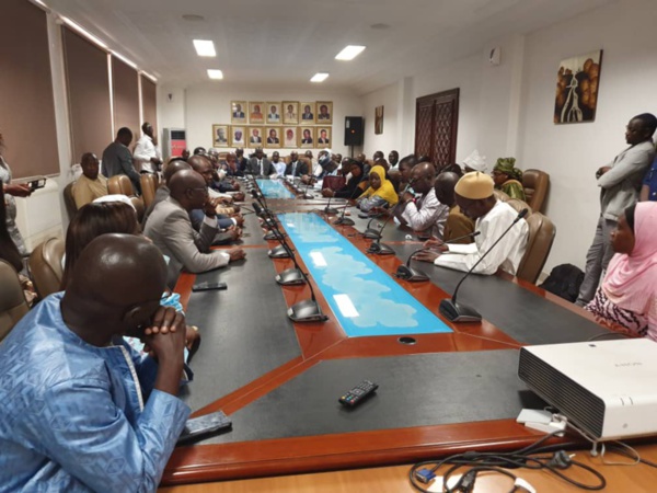 Cérémonie protocolaire de passation de service entre Cheikh Ahmed Tidiane Ba et Bassirou Samba Niasse, nouveau DG des Impôts et Domaines. (IMAGES)