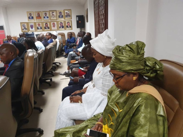 Cérémonie protocolaire de passation de service entre Cheikh Ahmed Tidiane Ba et Bassirou Samba Niasse, nouveau DG des Impôts et Domaines. (IMAGES)