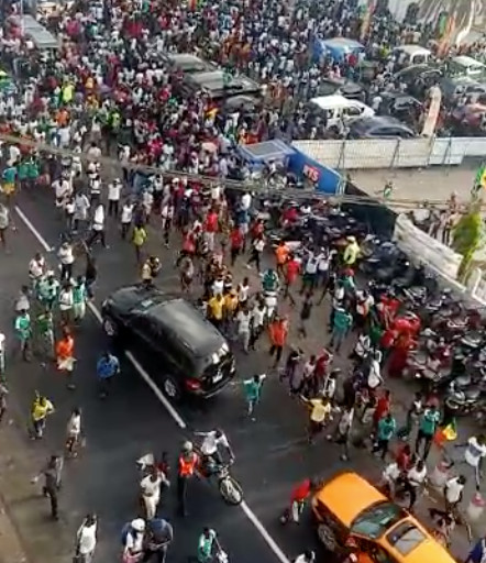 L'incroyable scène de liesse à Dakar. Comme vous le voyez sur ces images de dakarposte, les Sénégalais et même des étrangers ont spontanément envahi les rues de Dakar dès le coup de sifflet final