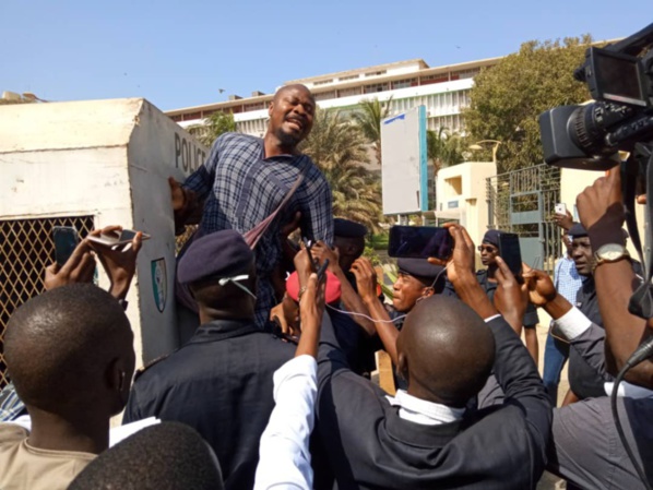 Urgent : Guy Marius Sagna arrêté et conduit à la gendarmerie Urgent : Guy Marius Sagna arrêté et conduit à la gendarmerie