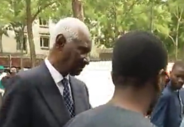 Levée du corps de Ousmane Tanor Dieng à Paris : Le président Abdou Diouf sur place Levée du corps de Ousmane Tanor Dieng à Paris : Le président Abdou Diouf sur place