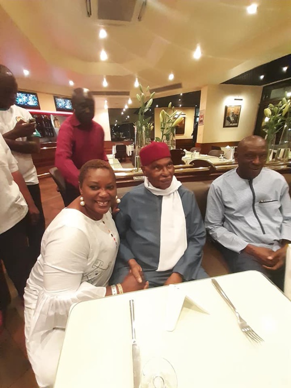 L'ancien Président de la République Me Wade filmé au Café de Rome (images) L'ancien Président de la République Me Wade filmé au Café de Rome (images)