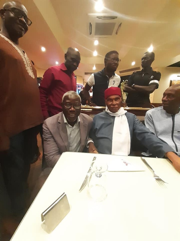 L'ancien Président de la République Me Wade filmé au Café de Rome (images) L'ancien Président de la République Me Wade filmé au Café de Rome (images)