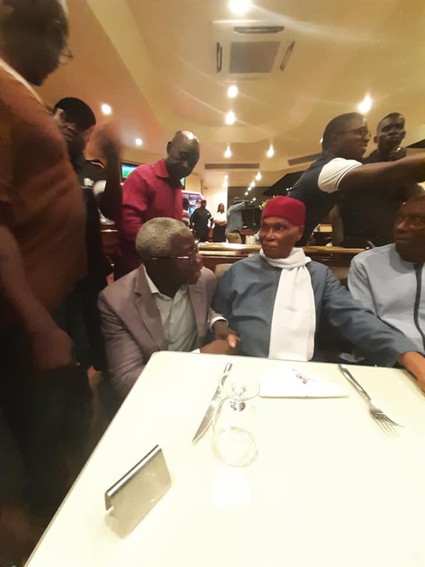 L'ancien Président de la République Me Wade filmé au Café de Rome (images) L'ancien Président de la République Me Wade filmé au Café de Rome (images)