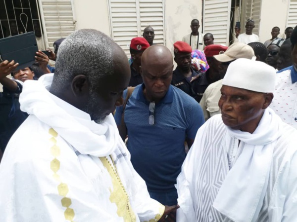 WADE À TOUBA/ L'ancien Président accueilli par Serigne Moussa Nawél avant sa rencontre avec le Khalife WADE À TOUBA/ L'ancien Président accueilli par Serigne Moussa Nawél avant sa rencontre avec le Khalife