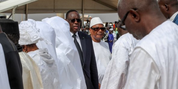 Le Pr Macky Sall remet 30 millions cfa en guise de "Diakhaal" à la famille de feu Tanor Dieng