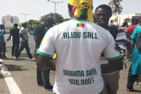 Défaite Des Lions : Les Supporters Passent De « Aller Sénégal » À « Aliou SALL Sunu 400 Mille » (Vidéo) Défaite Des Lions : Les Supporters Passent De « Aller Sénégal » À « Aliou SALL Sunu 400 Mille » (Vidéo)