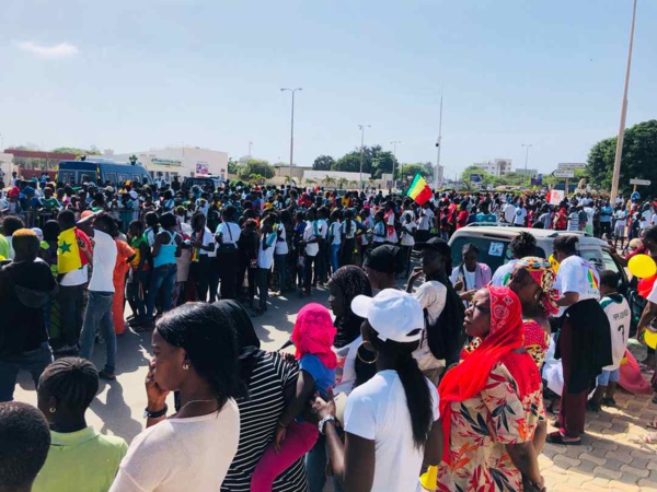 De retour d'Egypte, bain de foule et show improvisé pour les Lions du Sénégal