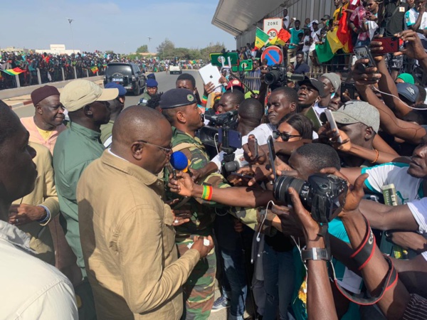 De retour d'Egypte, bain de foule et show improvisé pour les Lions du Sénégal