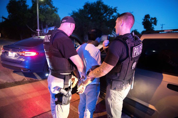 Aux États-Unis, de nouvelles mesures pour accroître l’expulsion des sans-papiers