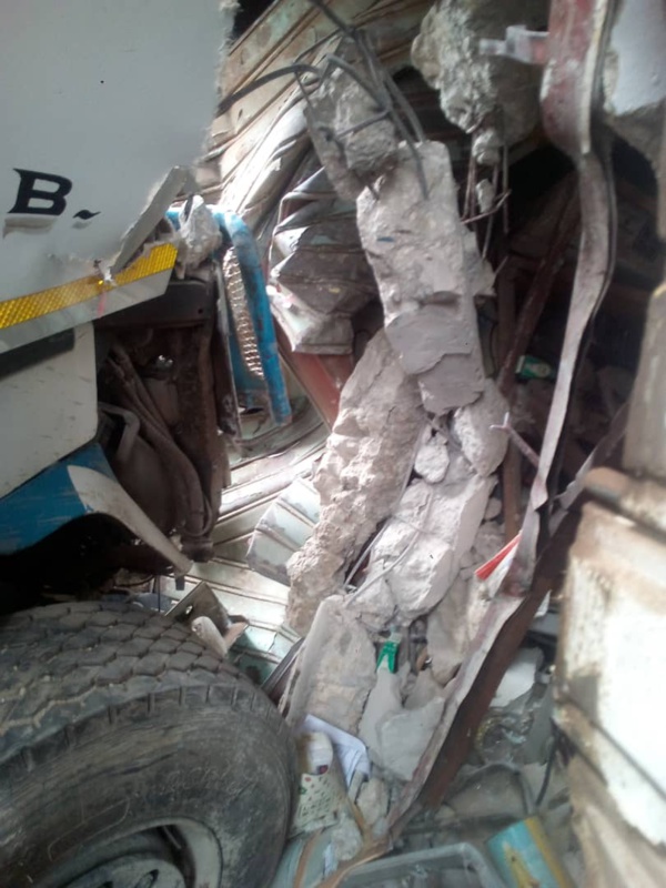 Thiaroye sur Mer : Un camion dérape et fait un carnage dans une boutique Thiaroye sur Mer : Un camion dérape et fait un carnage dans une boutique