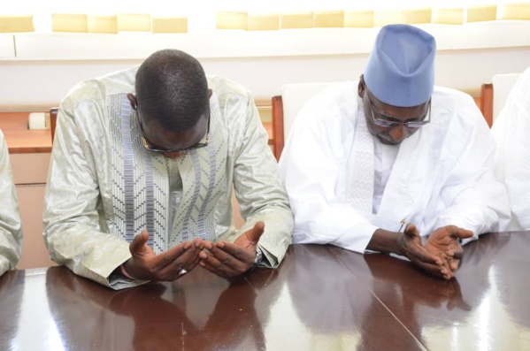 Le khalife Général des Tidianes Serigne Mbaye sy mansour rend visite à son neveu le Président Ibrahima Sall . Le khalife Général des Tidianes Serigne Mbaye sy mansour rend visite à son neveu le Président Ibrahima Sall .