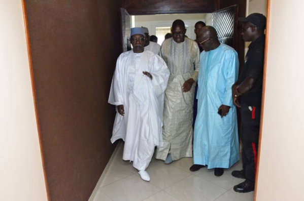 Le khalife Général des Tidianes Serigne Mbaye sy mansour rend visite à son neveu le Président Ibrahima Sall .