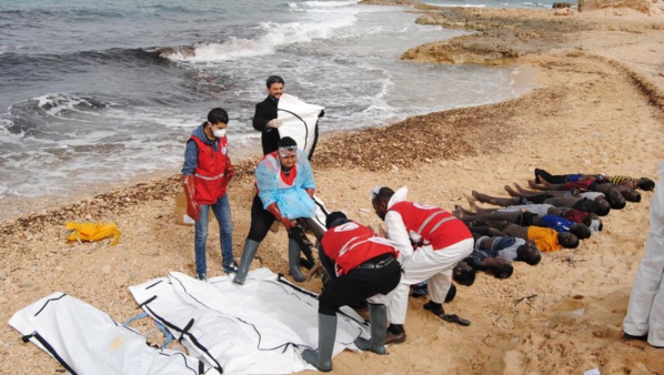 Les secours repêchent plus de 60 corps après un naufrage au large de la Libye