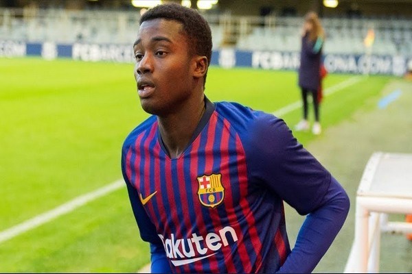 FC Barcelone : Moussa Wagué signe avec l'équipe première