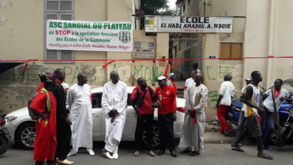 S'opposant à la vente de l'école Amadou Assane NDOYE, le maire de Dakar Plateau organise un sit in (images) S'opposant à la vente de l'école Amadou Assane NDOYE, le maire de Dakar Plateau organise un sit in (images)