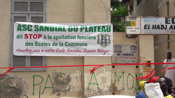 S'opposant à la vente de l'école Amadou Assane NDOYE, le maire de Dakar Plateau organise un sit in (images) S'opposant à la vente de l'école Amadou Assane NDOYE, le maire de Dakar Plateau organise un sit in (images)