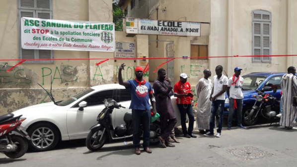 S'opposant à la vente de l'école Amadou Assane NDOYE, le maire de Dakar Plateau organise un sit in (images) S'opposant à la vente de l'école Amadou Assane NDOYE, le maire de Dakar Plateau organise un sit in (images)