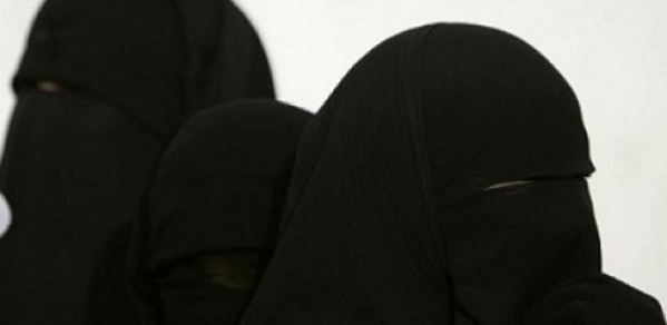 Arrestation à Rebeuss: Deux individus se camouflent en Burqa avec de fausses hanches et de faux seins dans une mosquée Arrestation à Rebeuss: Deux individus se camouflent en Burqa avec de fausses hanches et de faux seins dans une mosquée