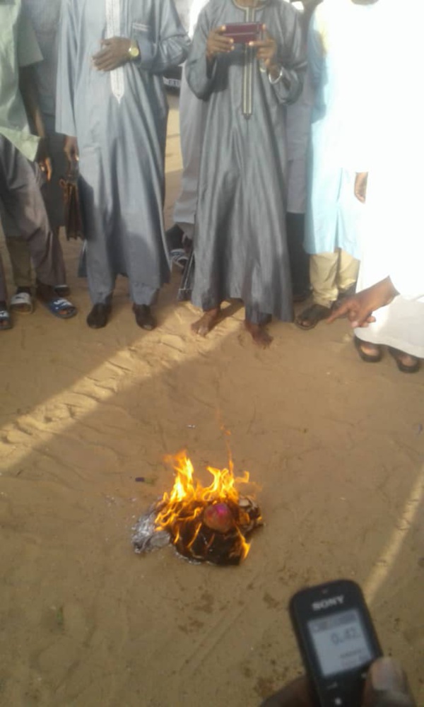 PHOTOS - Kaolack : Imam Ndao Brûle le tee-shirt de Wally Seck. PHOTOS - Kaolack : Imam Ndao Brûle le tee-shirt de Wally Seck.