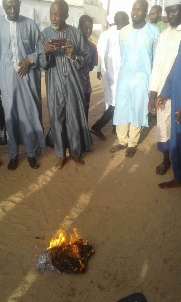 PHOTOS - Kaolack : Imam Ndao Brûle le tee-shirt de Wally Seck. PHOTOS - Kaolack : Imam Ndao Brûle le tee-shirt de Wally Seck.