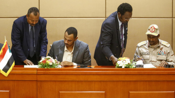 Le général Mohammed Hamdan Daglo, numéro deux du Conseil militaire, et Ahmed al-Rabie, leader de la contestation, signent la déclaration constitutionnelle lors d'une cérémonie à Khartoum, le 4 août 2019. Le général Mohammed Hamdan Daglo, numéro deux du Conseil militaire, et Ahmed al-Rabie, leader de la contestation, signent la déclaration constitutionnelle lors d'une cérémonie à Khartoum, le 4 août 2019.