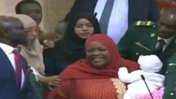 La députée Zuleika Hassan portant son bébé, entourée par les élus, a été sommée de quitter l'Assemblée nationale du Kenya. KBC, télévision publique kényane. La députée Zuleika Hassan portant son bébé, entourée par les élus, a été sommée de quitter l'Assemblée nationale du Kenya. KBC, télévision publique kényane.