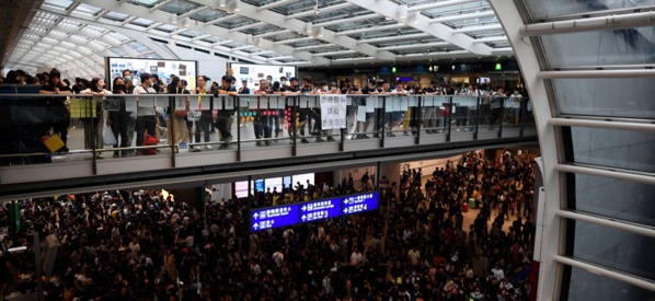 L'aéroport de Hong Kong paralysé par un sit-in rassemblant 5 000 manifestants L'aéroport de Hong Kong paralysé par un sit-in rassemblant 5 000 manifestants