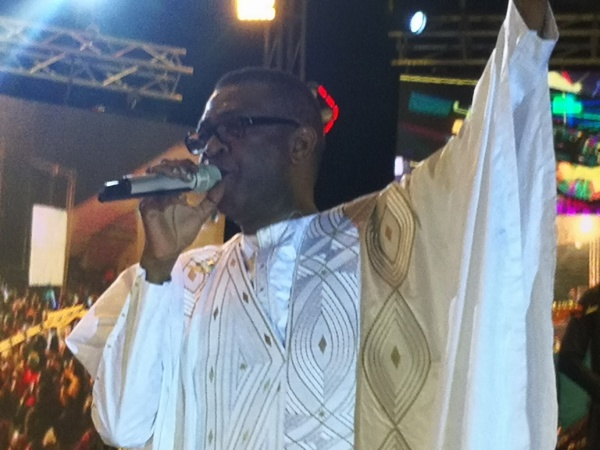 Soirée «Ndéwéneul» pour ses fans – You explose la Place du Souvenir ! Soirée «Ndéwéneul» pour ses fans – You explose la Place du Souvenir !