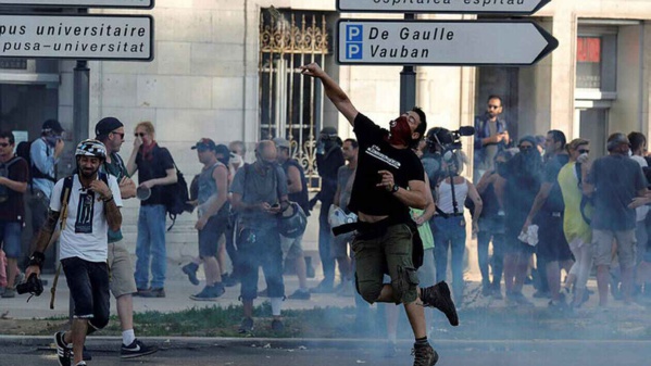 DERNIÈRE MINUTE- Manifestations de protestation au sommet du G7...Jets de grenades...