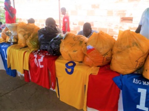 Moustapha Gassama offre des équipements sportifs à l'ASC Mag Dann de Fatick