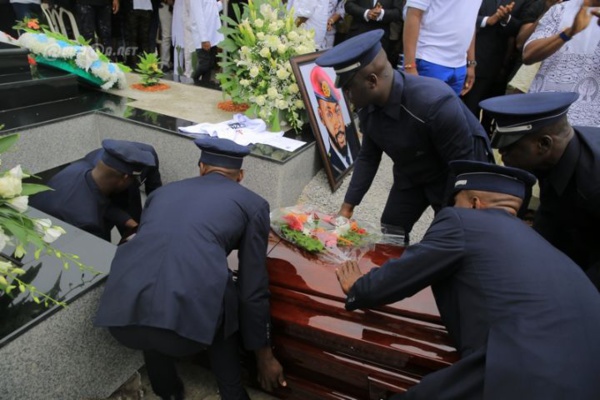 Williamsville : la tombe de Dj Arafat profanée par des individus après l’inhumation Williamsville : la tombe de Dj Arafat profanée par des individus après l’inhumation