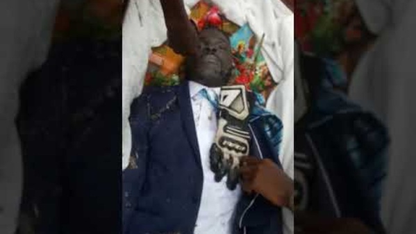 Williamsville : la tombe de Dj Arafat profanée par des individus après l’inhumation Williamsville : la tombe de Dj Arafat profanée par des individus après l’inhumation