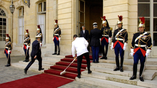 Un décret limite à 10 ans certains avantages des anciens Premiers ministres français